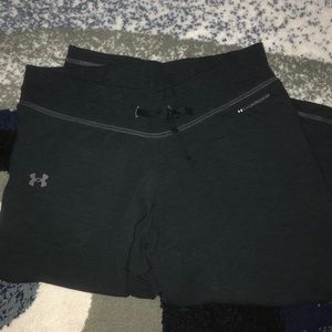 Black flare Under Armour capris